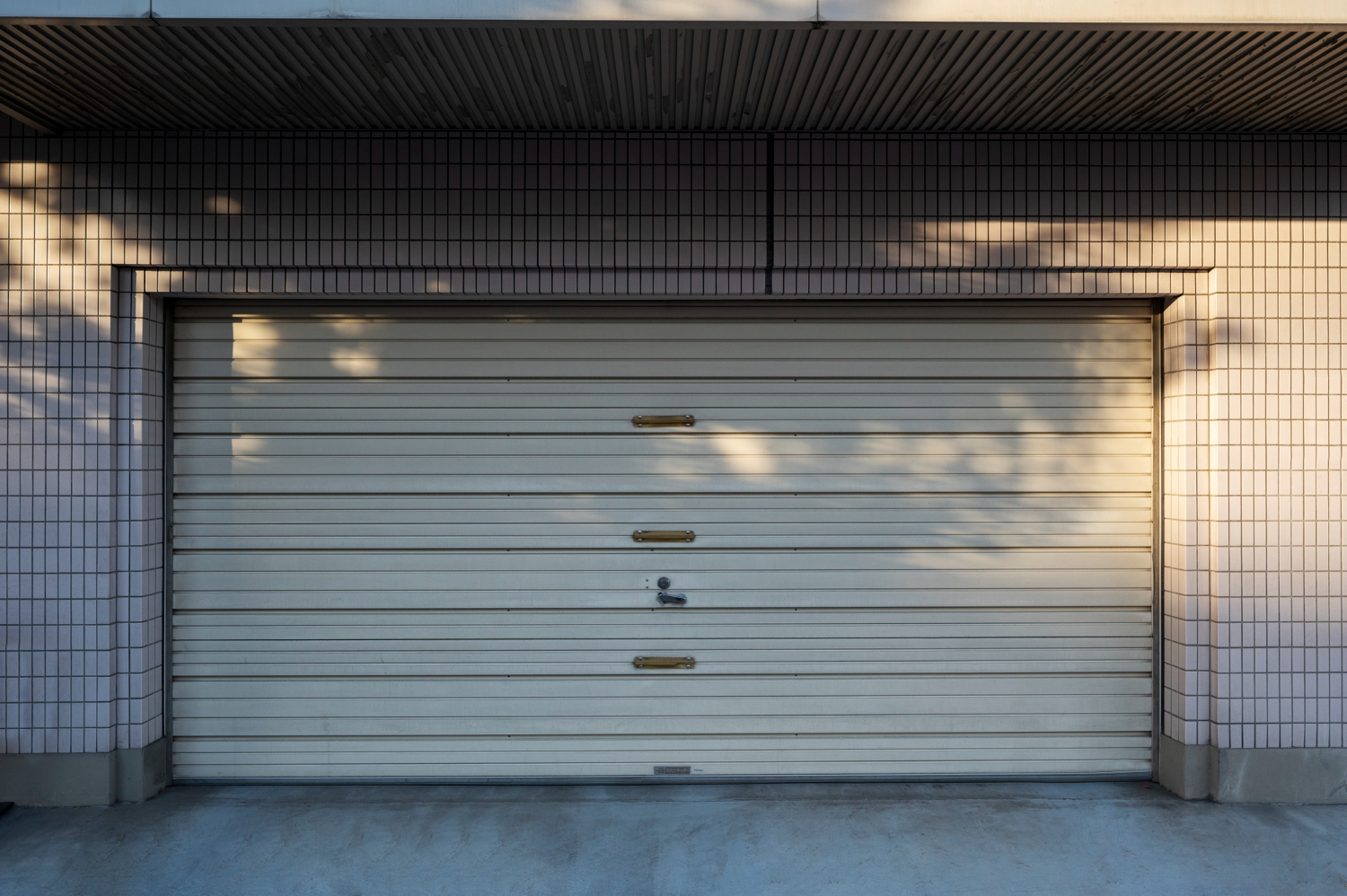 Porte sezionali per garage: praticità, design e sicurezza in un’unica soluzione porte sezionali per garage